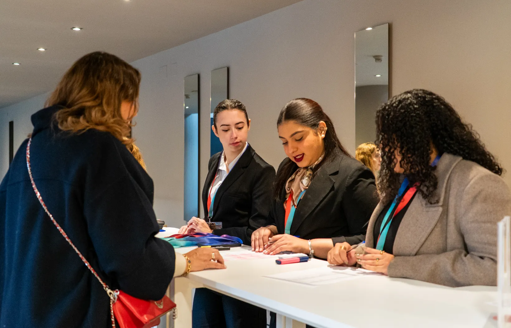 Personal del hotel dando la bienvenida a los invitados