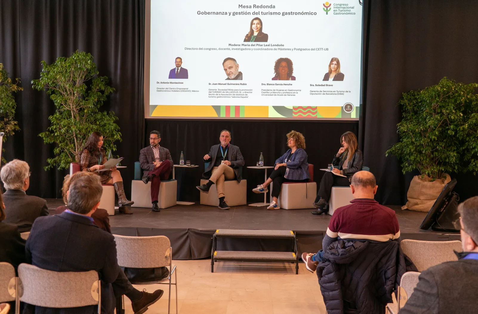 Integrantes de la mesa redonda debatiendo