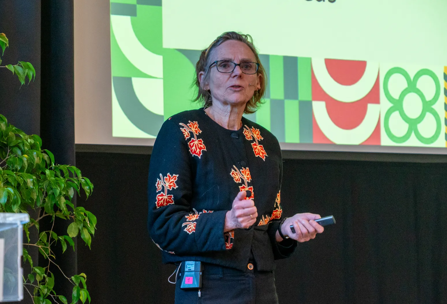 Persona hablando en el escenario