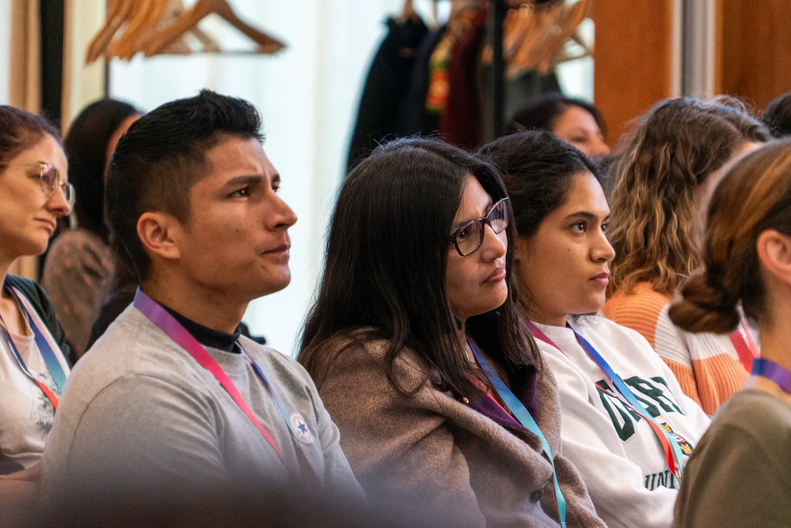 Público asistente prestando atención al evento