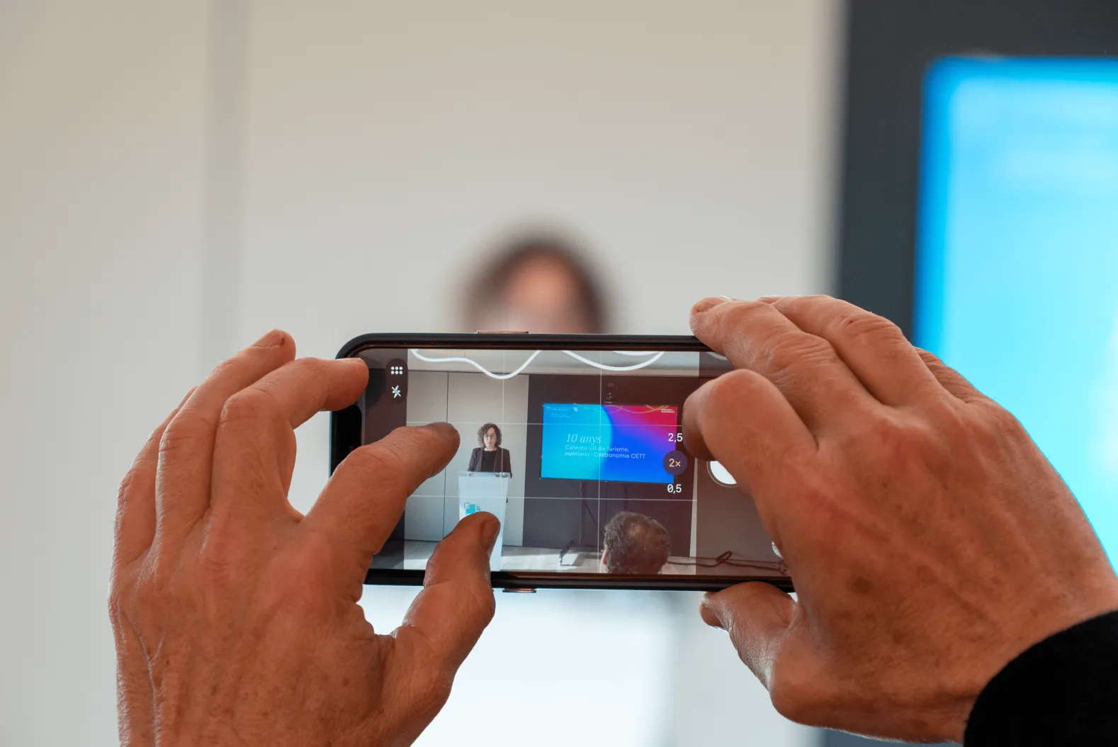 manos haciendo una foto con un móvil