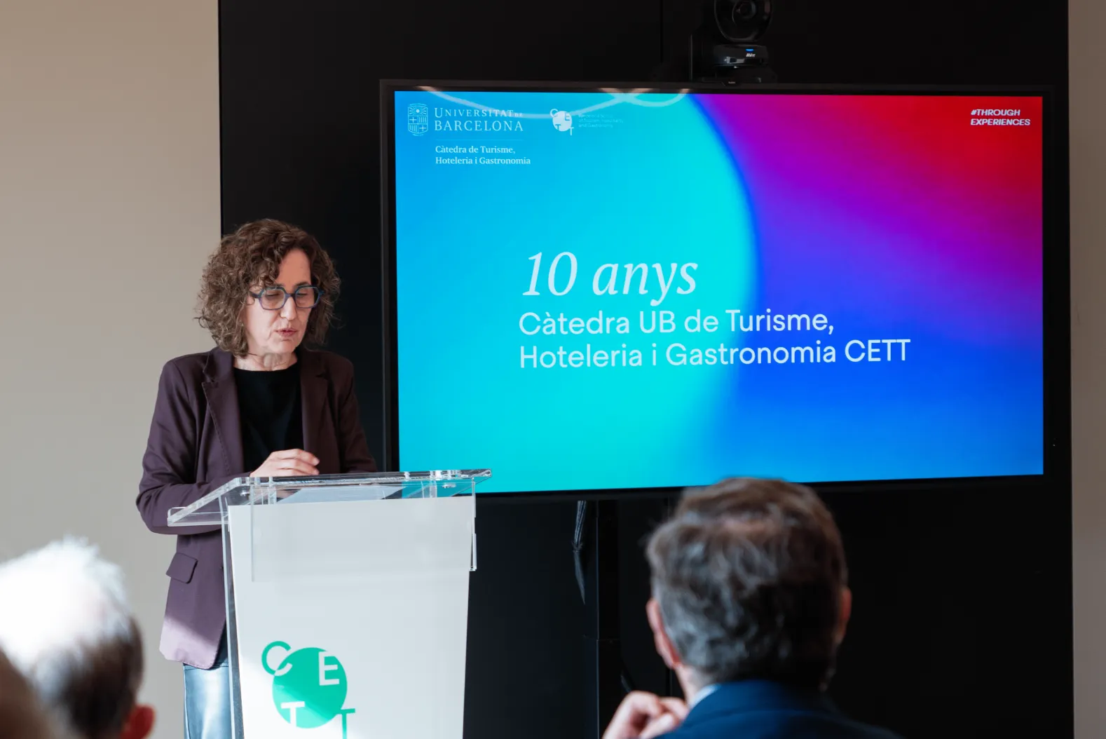 Persona hablando en el escenario