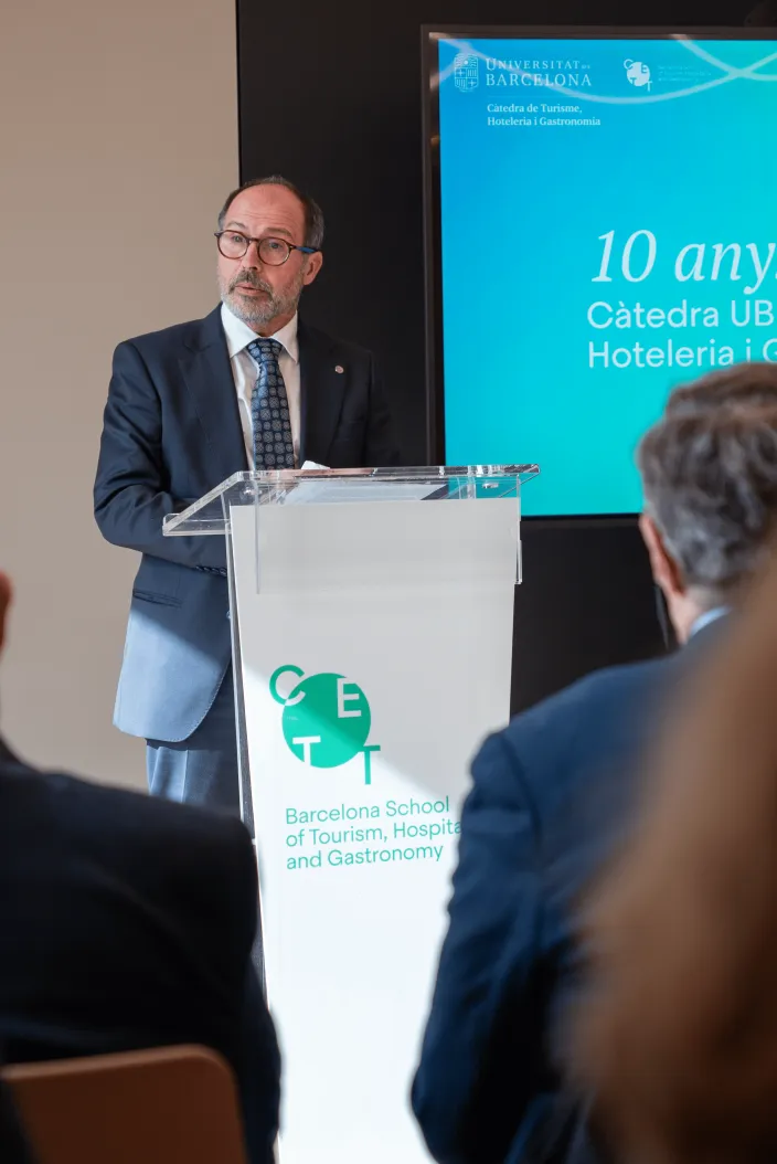 Persona hablando en el atril