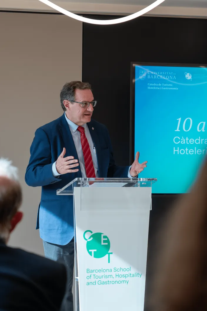 persona hablando en el atril