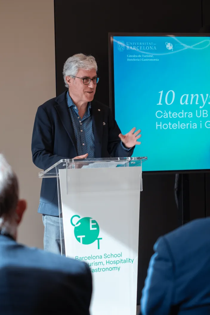 persona hablando en el atril