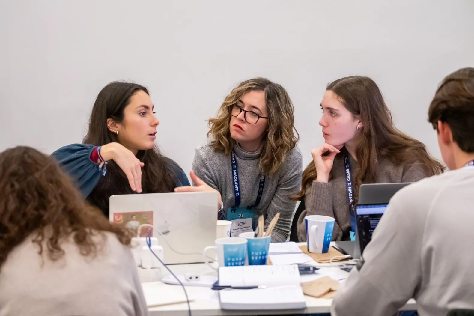 grupo de  personas debatiendo