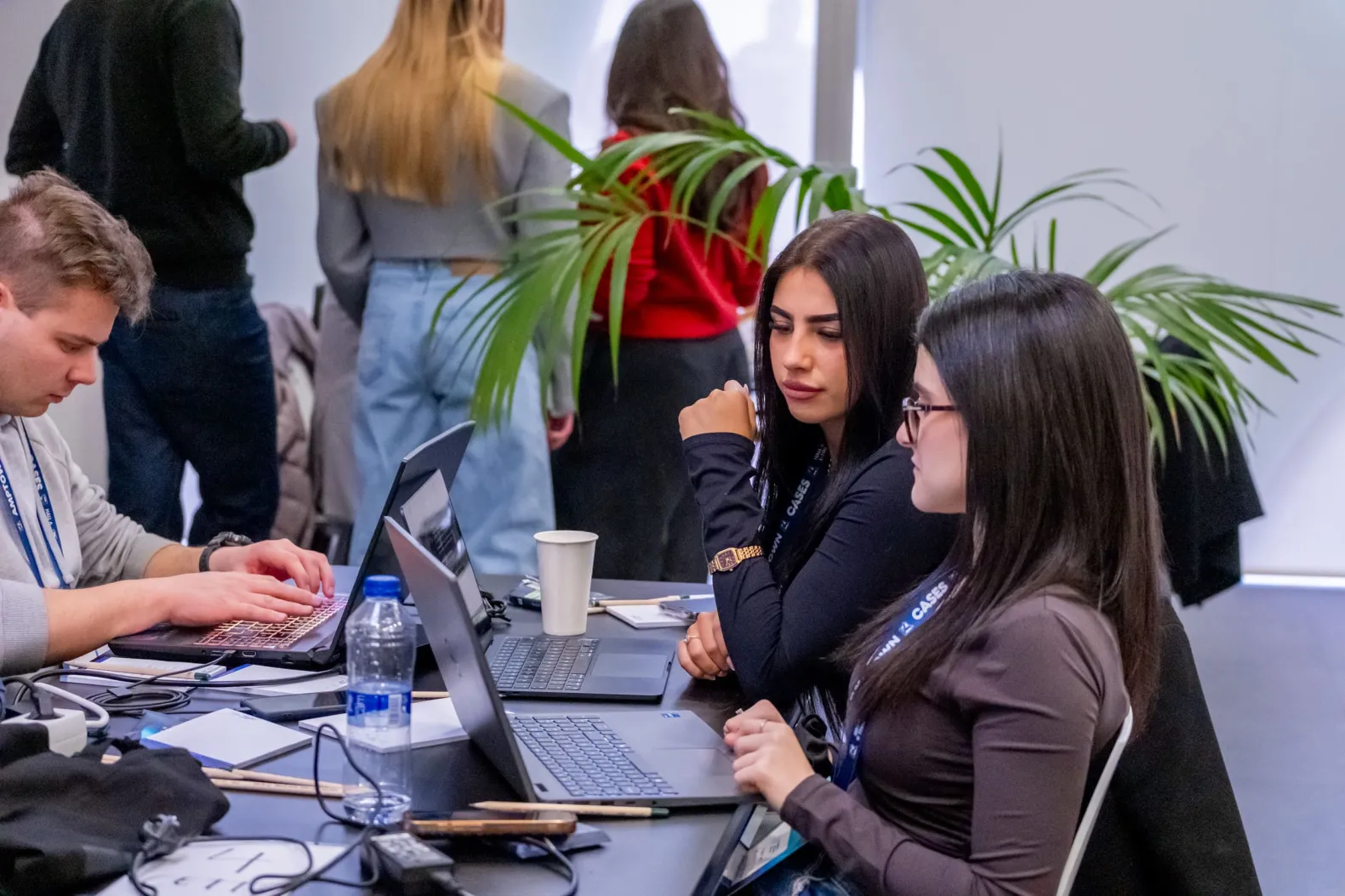 grupo de personas debatiendo