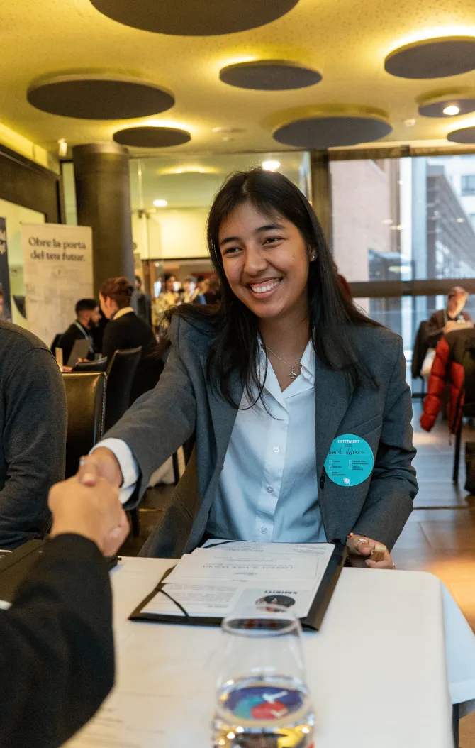 persona extendiendo la mano