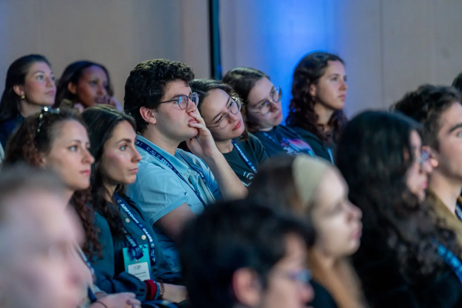 oyentes atendiendo una ponencia