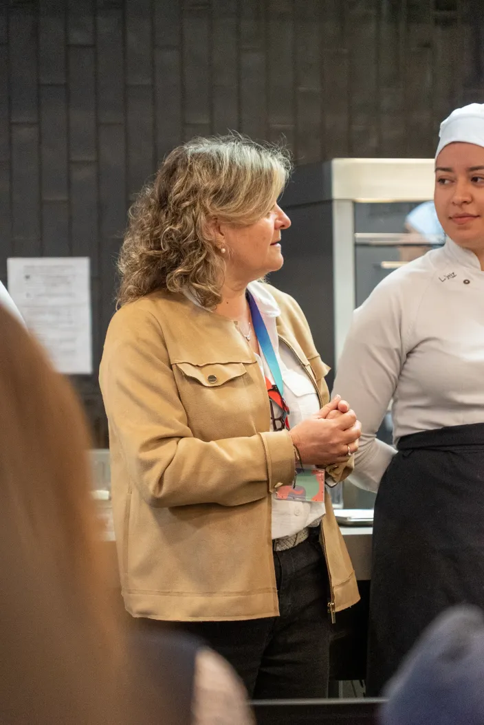 persona en primer plano hablando