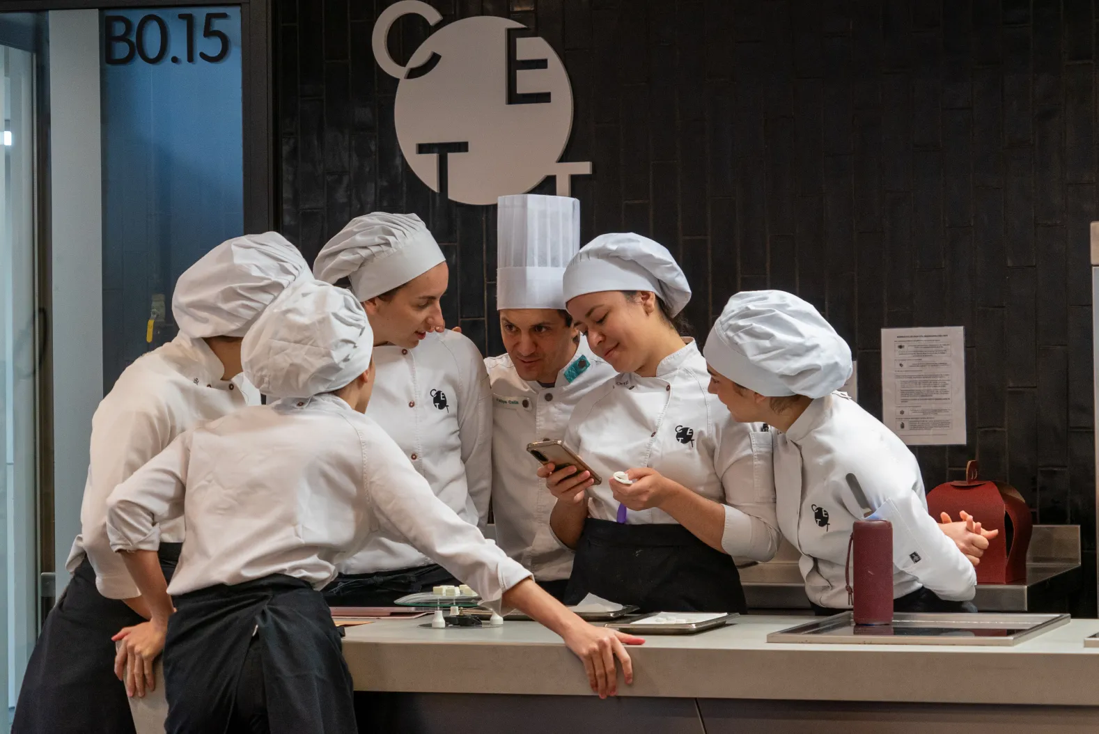 grupo de personas mirando un móvil