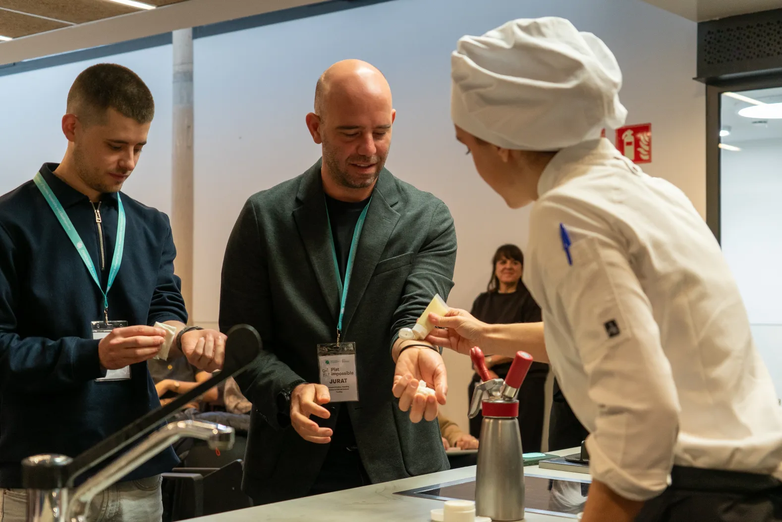 Persona aplicando crema sobre la mano de otra