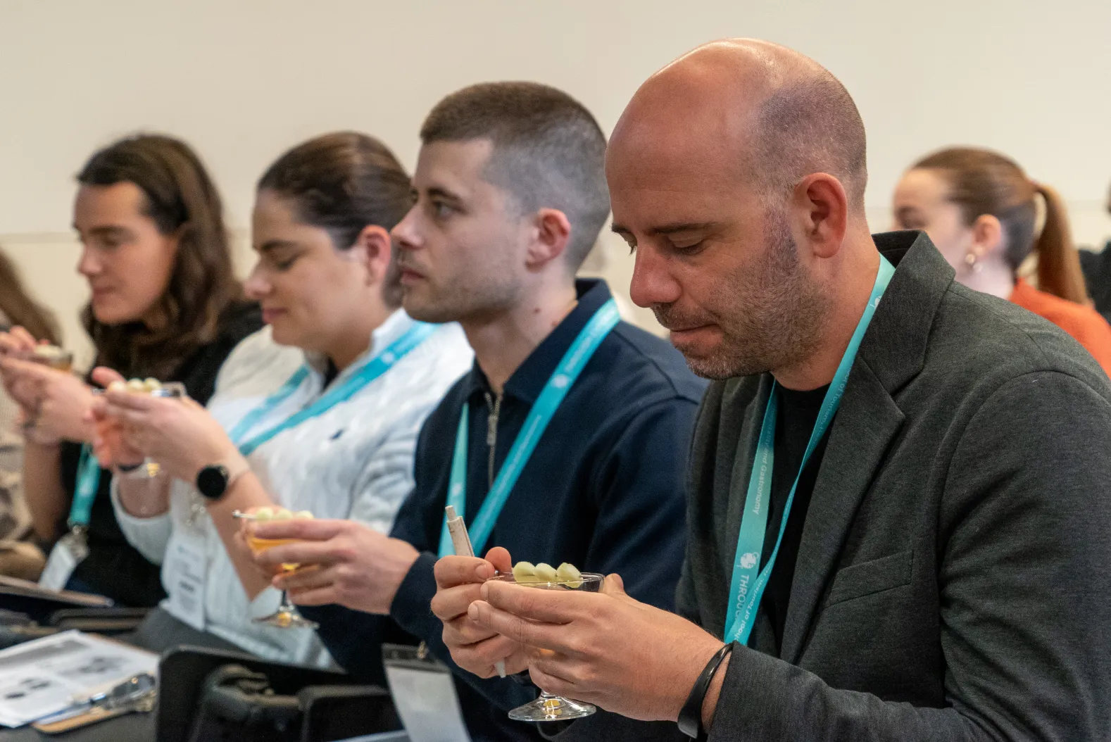 grupo de personas probando una comida