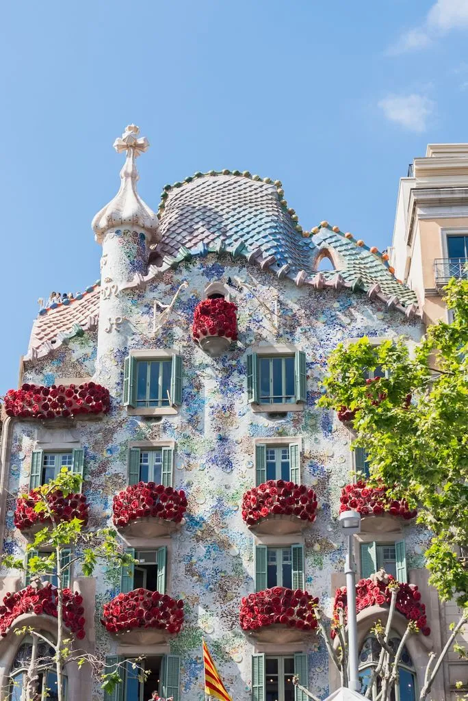 Casa Batlló decorada con rosas de Sant Jordi