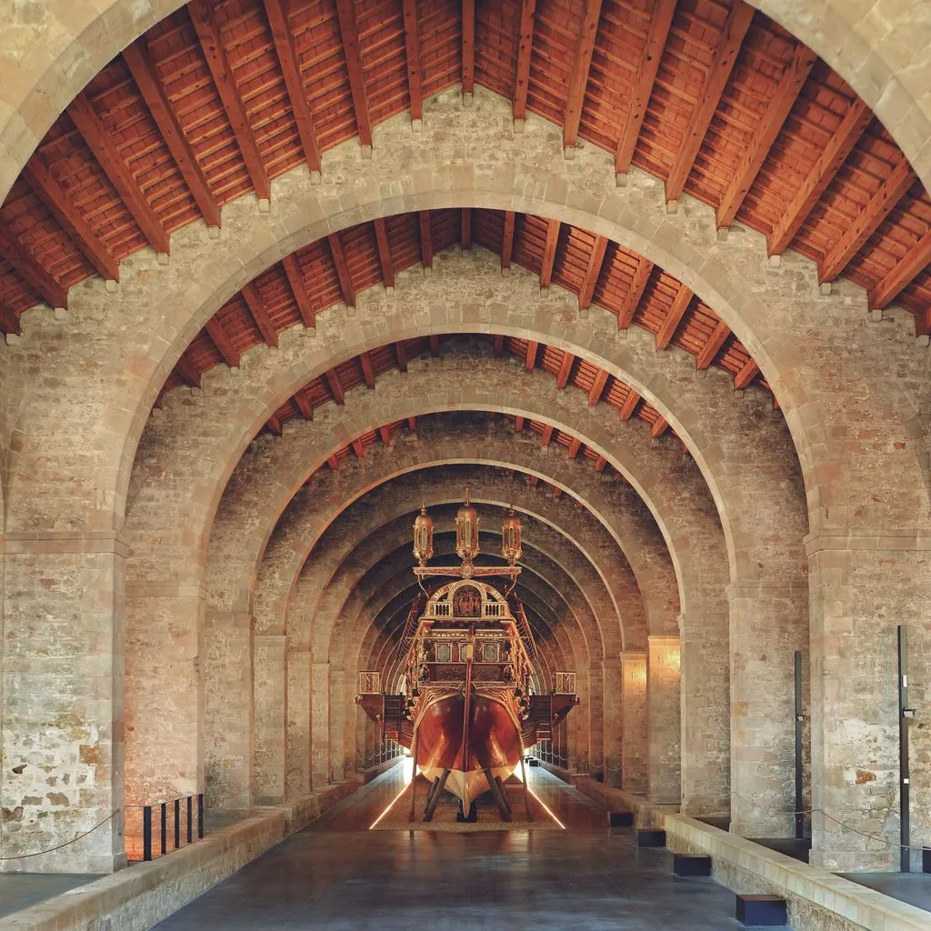 Interior de les Drassanes Reials del Museu Marítim de Barcelona