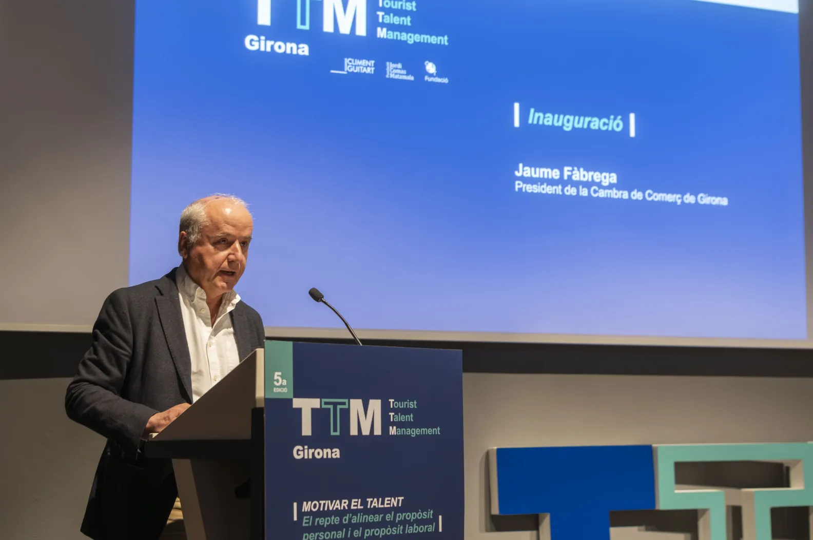 persona hablando en el escenario