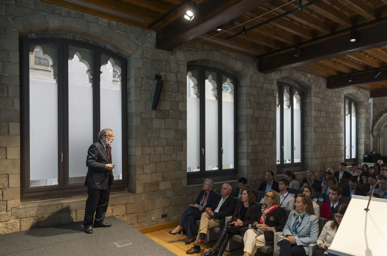 persona haciendo una ponencia