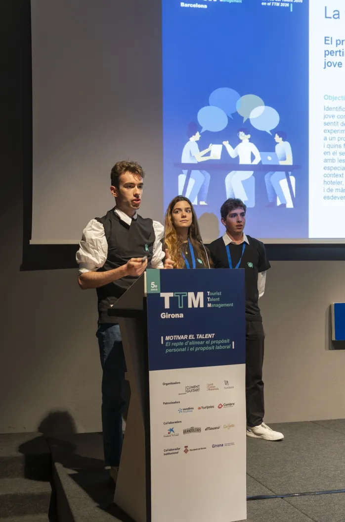 alumnado presentando un estudio