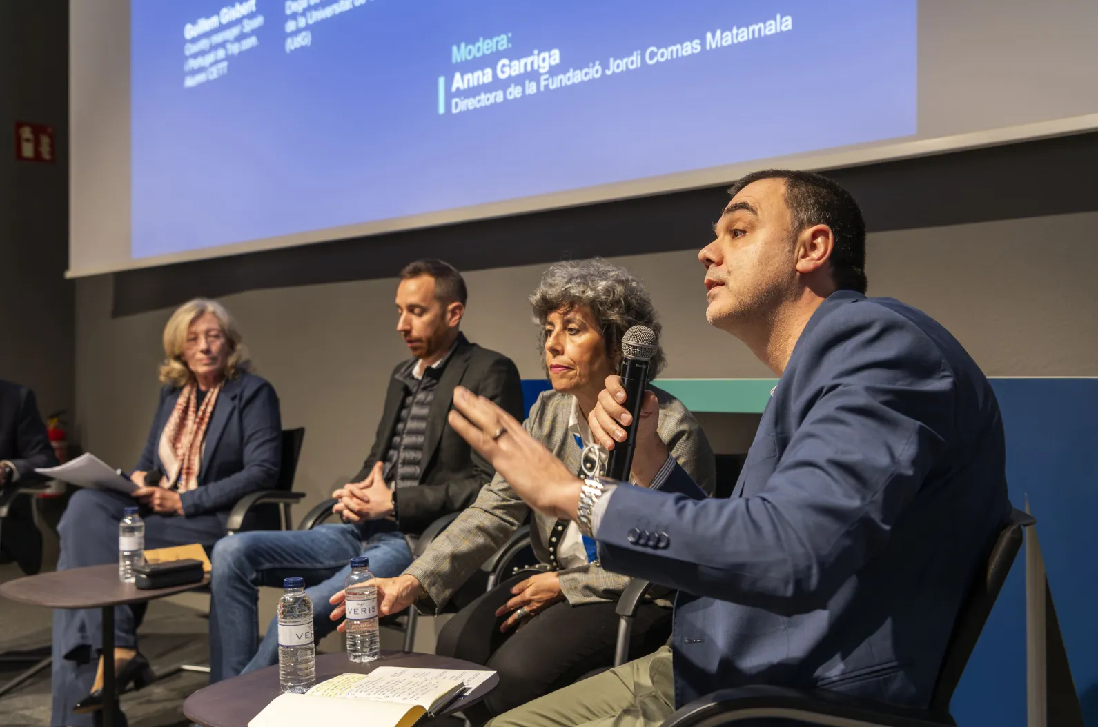 integrantes de una mesa redonda hablando