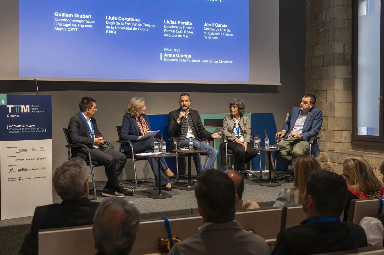 integrantes de una mesa redonda hablando