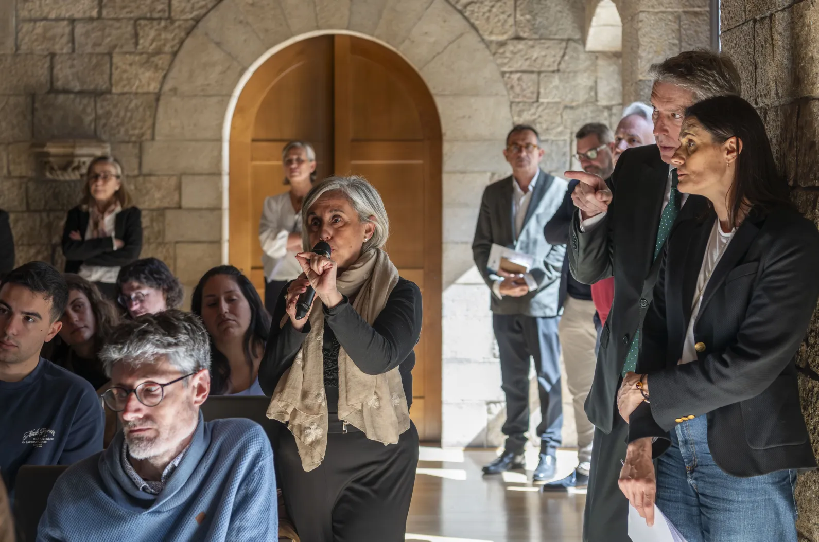el público atendiendo una conferencia