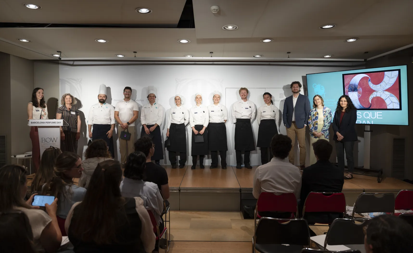 Alumnat sobre l'escenari