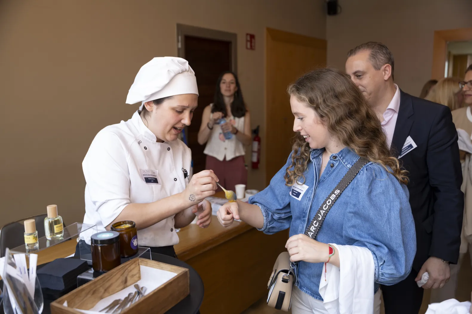 L'alumna aplica el producte sobre la mà d'una de les assistents