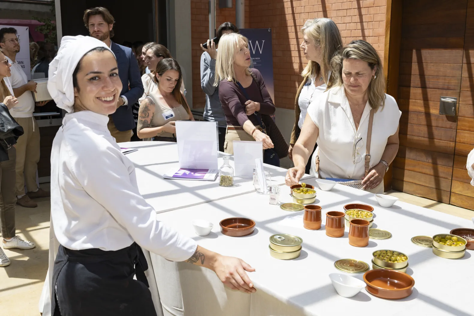 Alumna atenent a les persones assistents