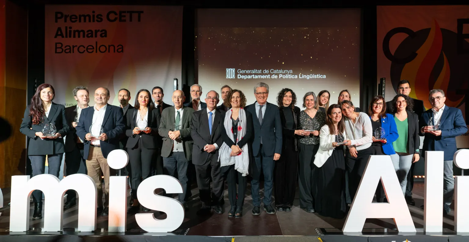 Foto de grup de tots i totes els premiats sobre l'escenari