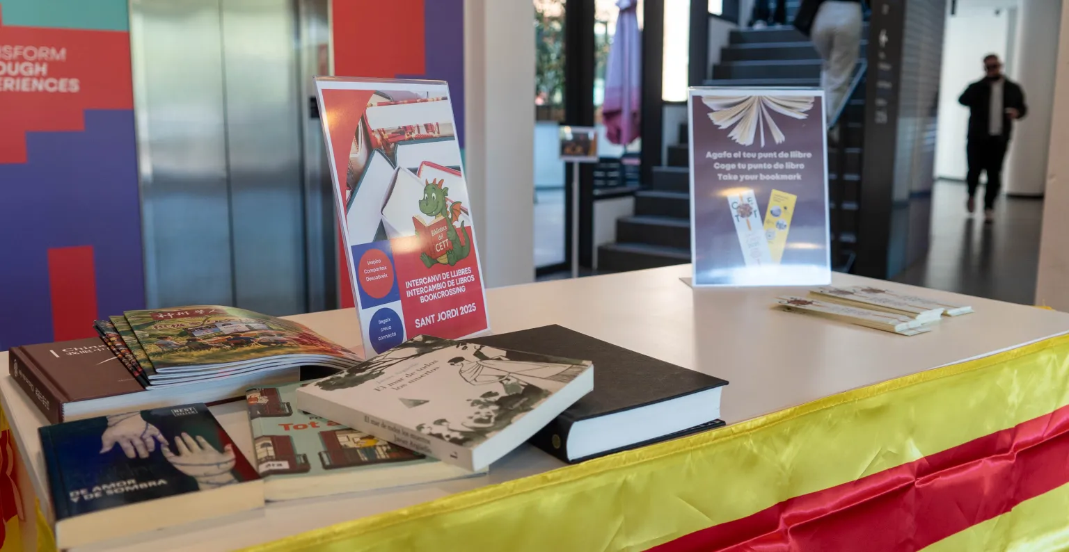 Mesa con libros para intercambiar