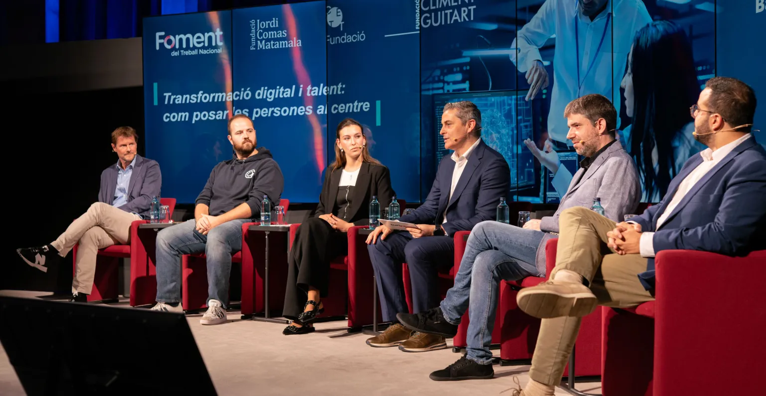 Ponentes de la mesa redonda durante el debate sobre el escenario