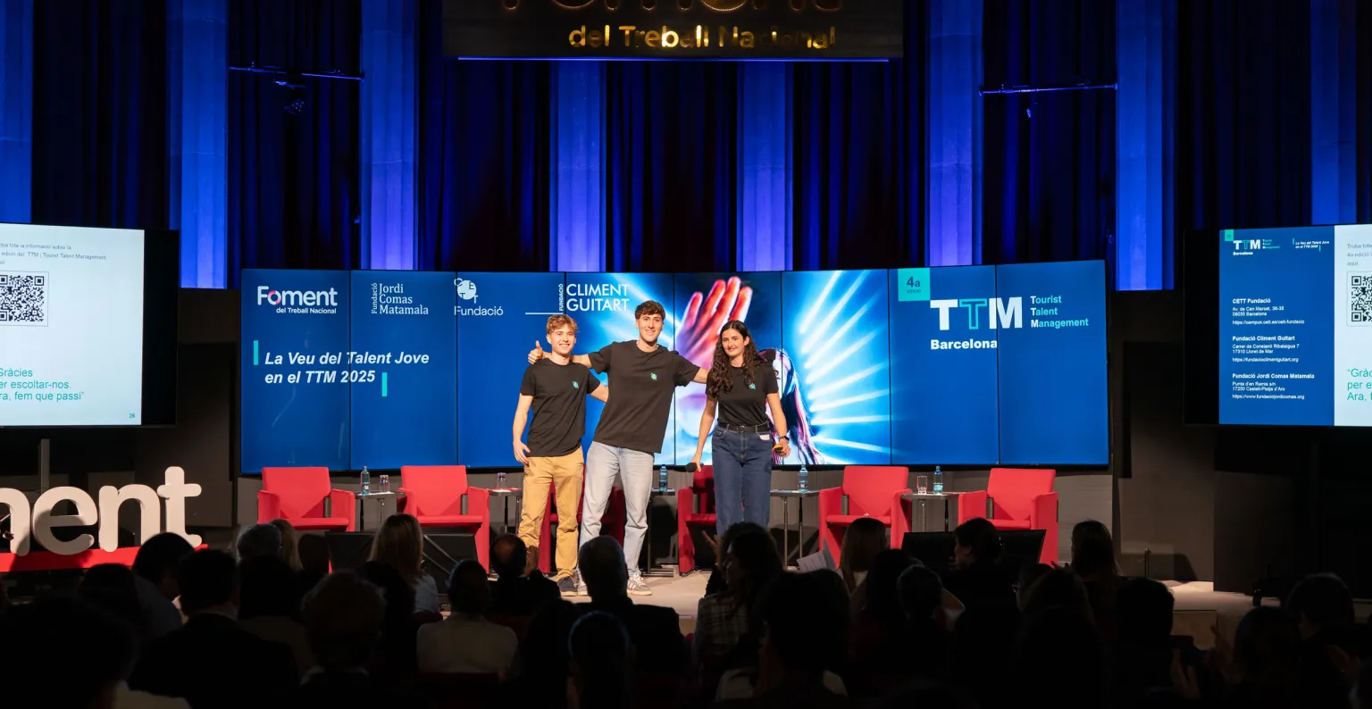 El alumnado presentando el informe sobre el escenario