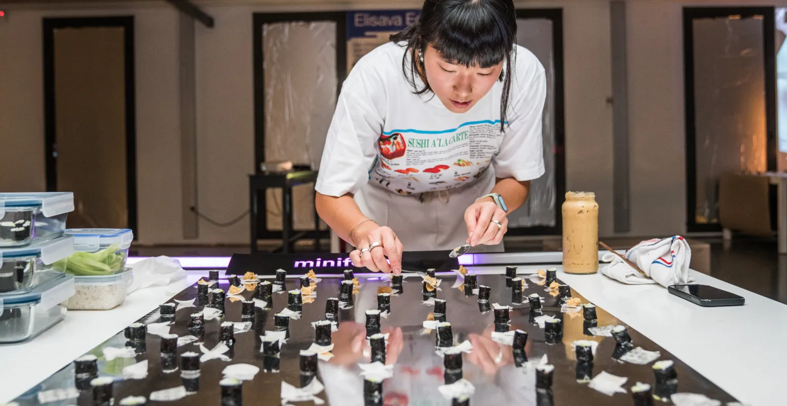 Una alumna preparando alimentos.