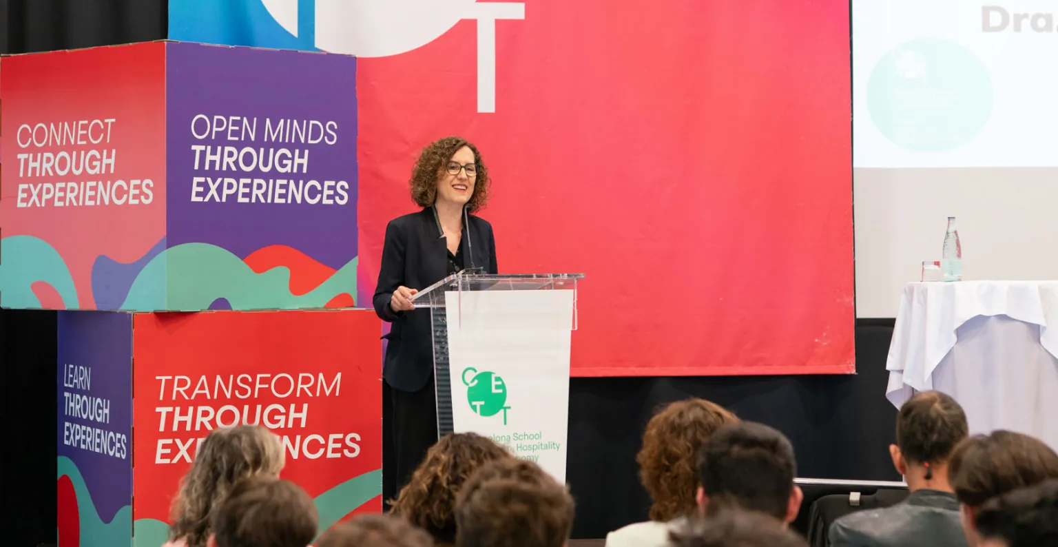 La Dra. Maria Abellanet i Meya, presidenta del CETT, durante su intervención sobre el escenario