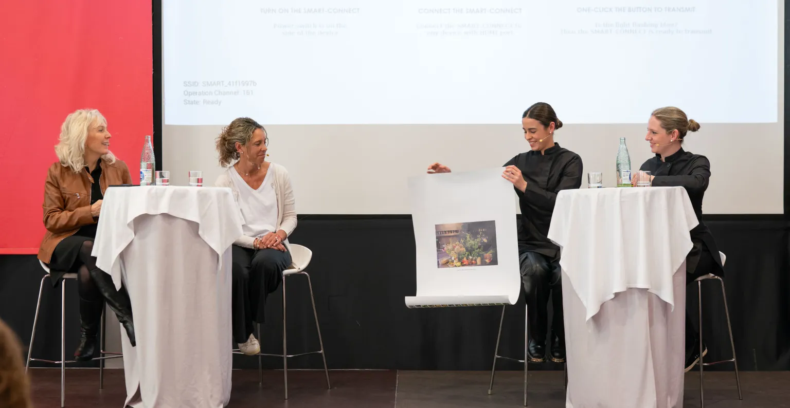 Los ponentes sobre el escenario. 