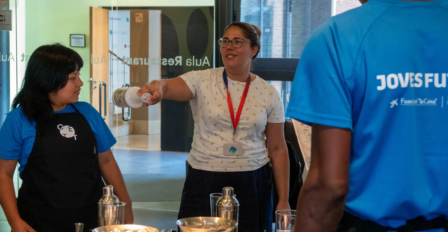 Una de las profesoras del CETT dando indicaciones en clase.