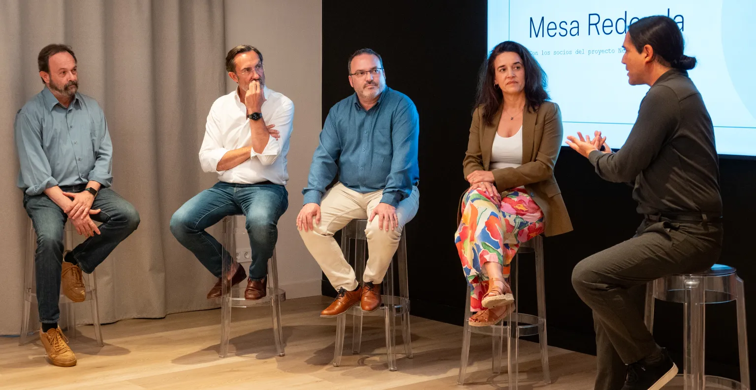 Fotografía de la mesa redonda.