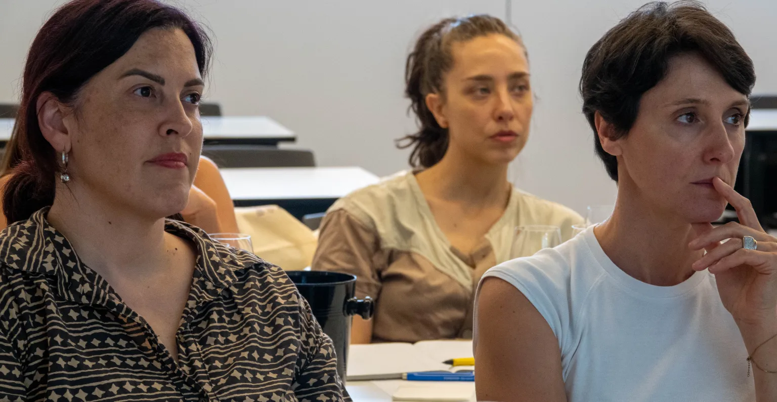 Dos alumnas prestando atención en clase