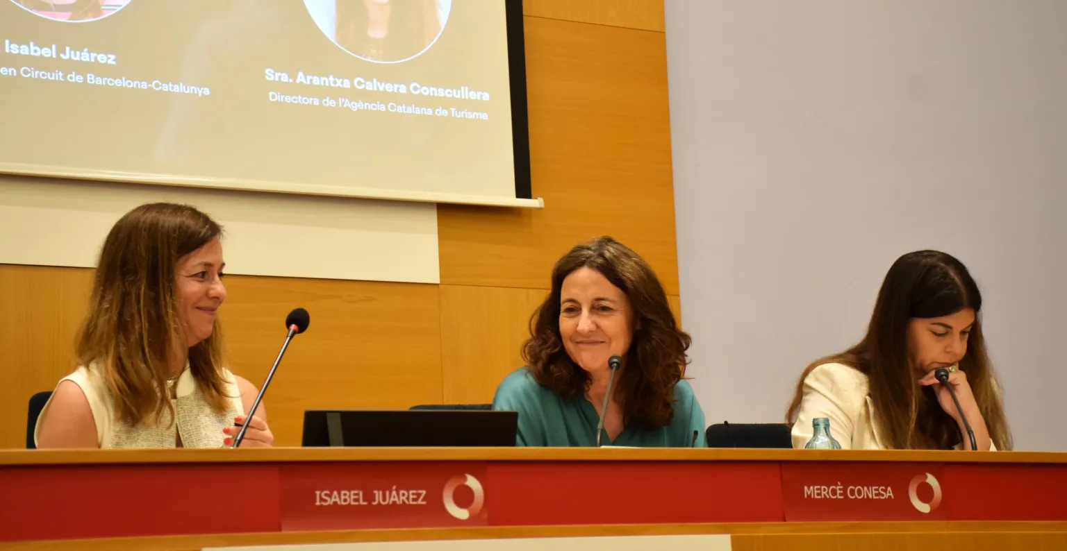 Las tres ponentes intercambiando ideas sobre el escenario