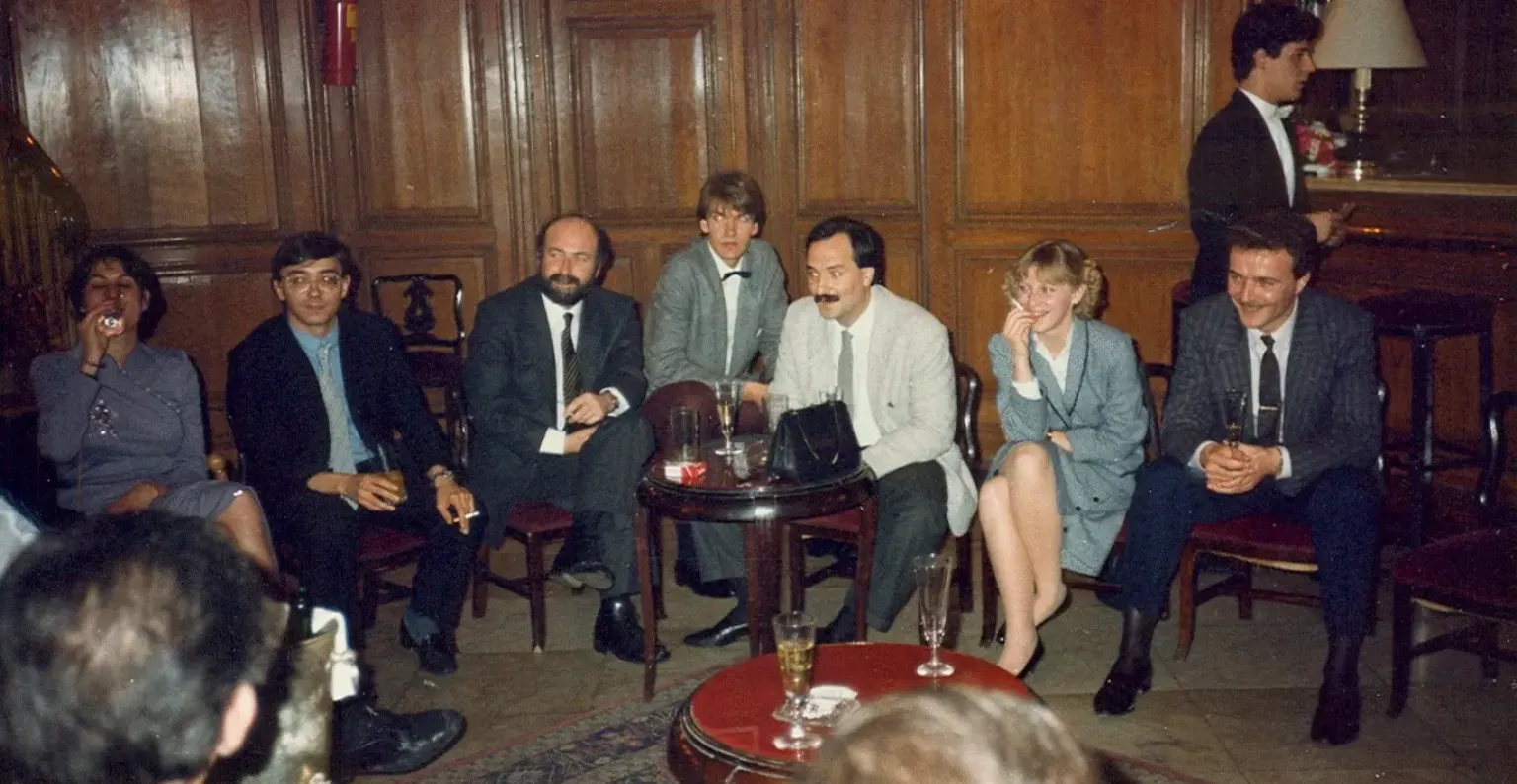 1985-1995: La era de la promoción impresa y la comunicación institucional 1