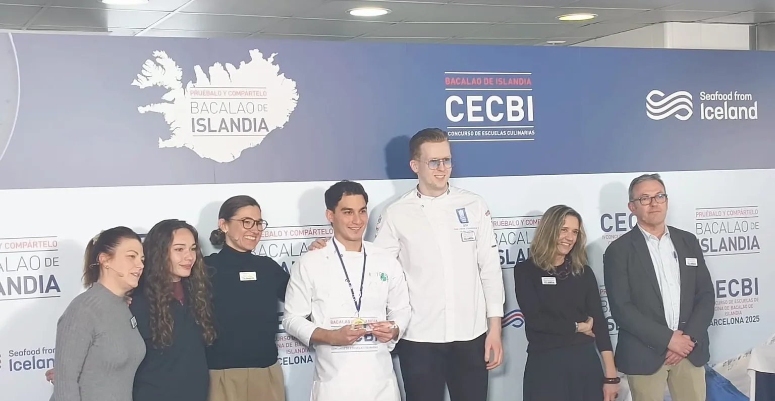 Bryan Quintero posando con el premio al Concurso de Escuelas de Cocina de Bacalao de Islandia.