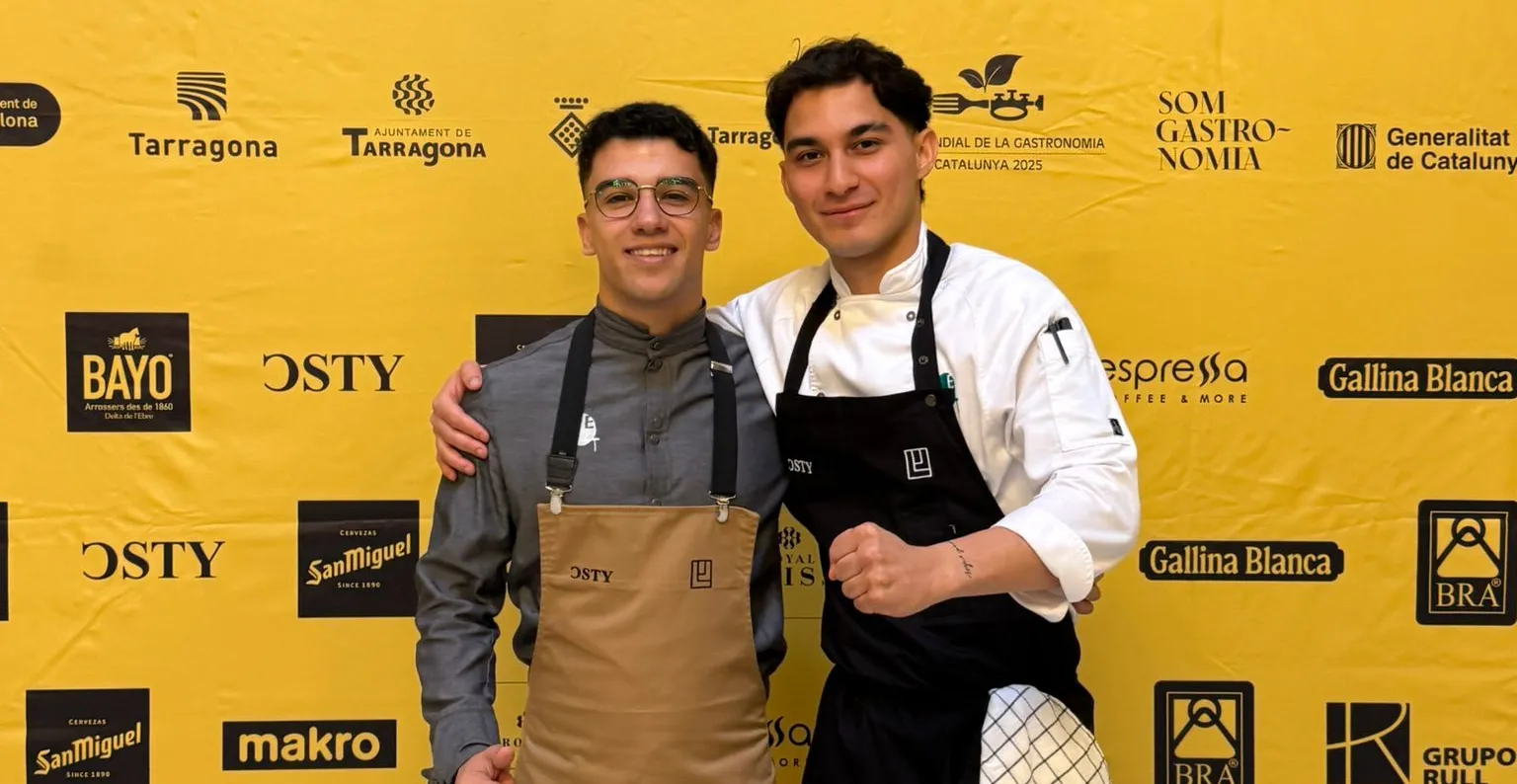Bryan Quintero posando con el ganador del premio Josep Lladonosa.