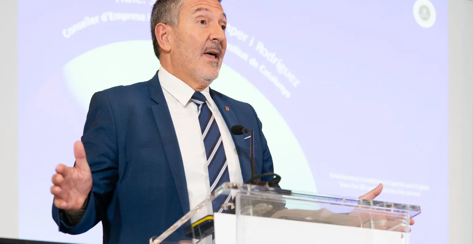 El conejal hablando en el escenario