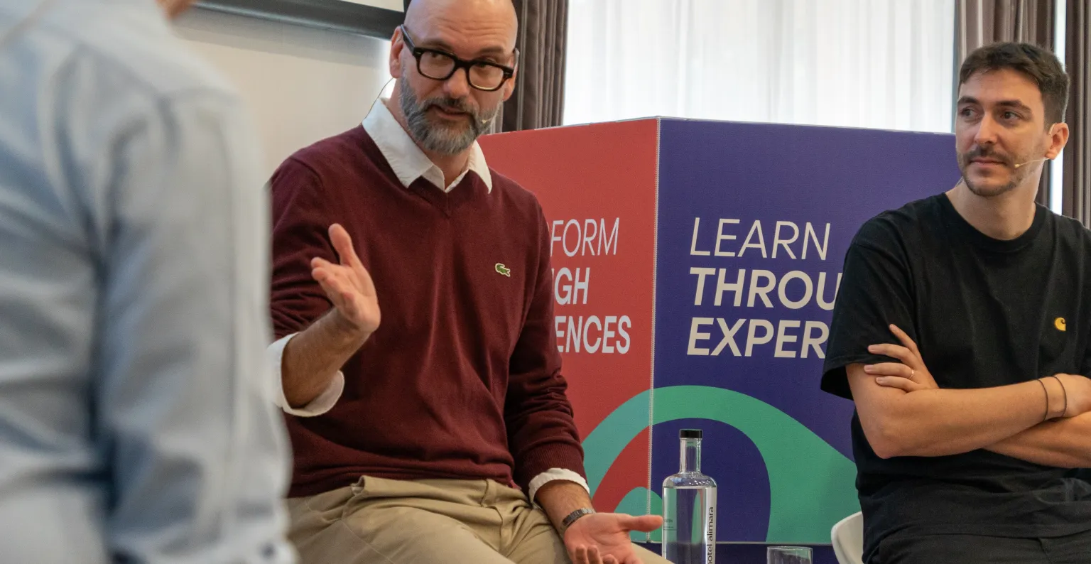 Imagen de uno de los ponientes hablando durante la sesión de debate