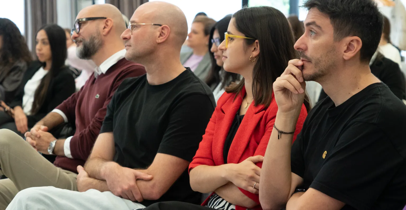 Imagen de los ponientes mezclados con el público