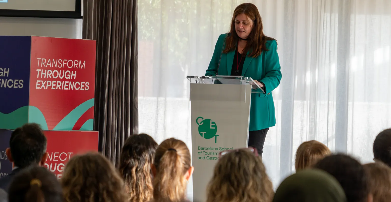 Persona parlant a l'escenari de l'esdeveniment