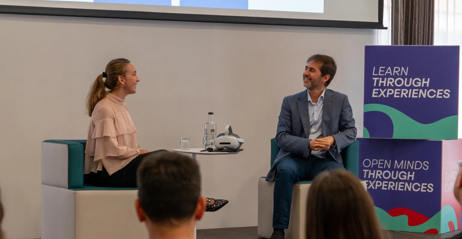 Imagen de una entrevista en el escenario