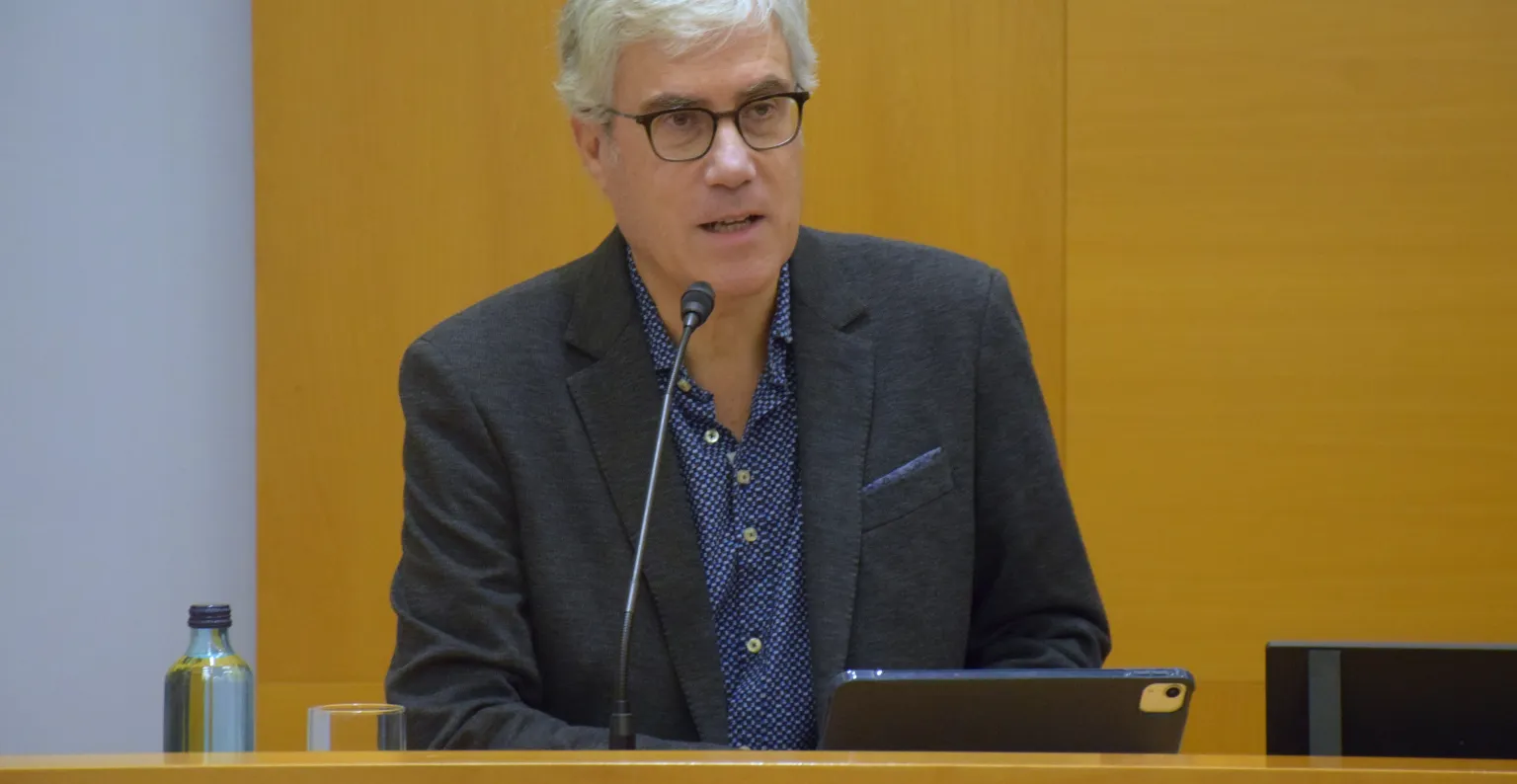 Dr. Eugeni Osácar guiando el debate