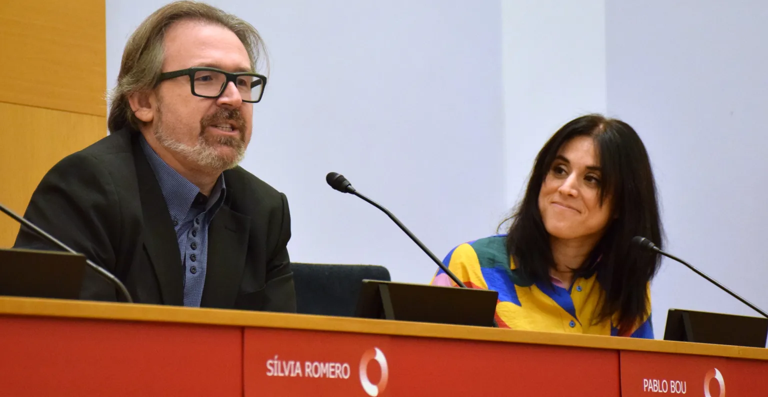 Ponentes hablando durante el acto