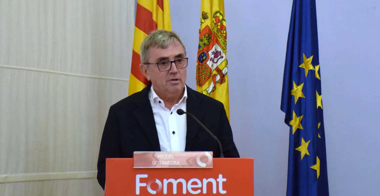 Persona hablando en el atril